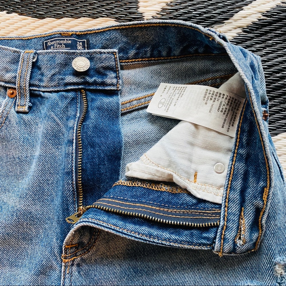 Abercrombie & Fitch • Ripped Mom Jeans - Picture 8 of 14